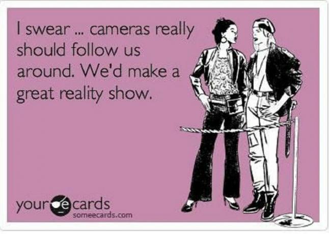 Duas mulheres com fundo roxo e texto: I sear... câmeras realmente deveriam nos seguir. Faríamos um ótimo reality show