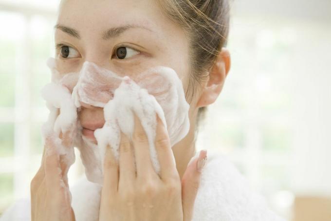 Naine peseb oma nägu.