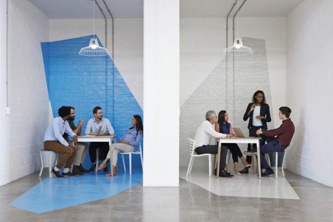 Empresários tendo reuniões em estandes