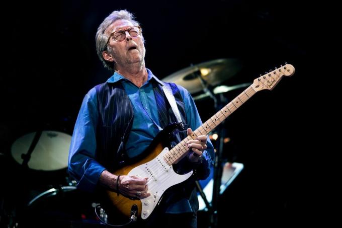 Eric Clapton treedt op in de Royal Albert Hall in Londen