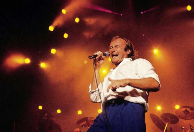 O artista solo dos anos 80, Phil Collins, se apresenta ao vivo em Sydney, Austrália, por volta de 1985.