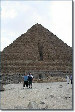 Charl in njen mož uživata na potovanju v Egipt, ki sta ga dobila od Dr. Pepperja in Expedia.