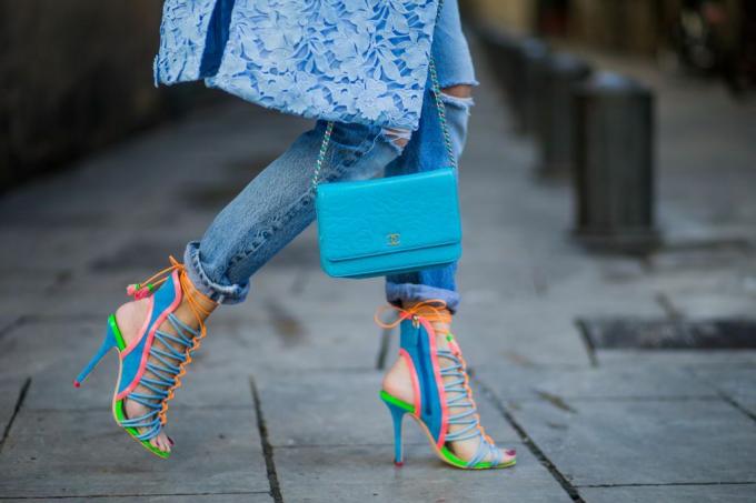 Kolorowe sandały i dżinsy w stylu ulicznym