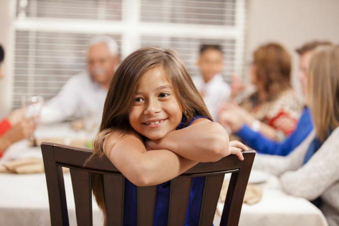 عيد الشكر: يتجمع الأصدقاء والعائلة لتناول العشاء في منزل الجد.