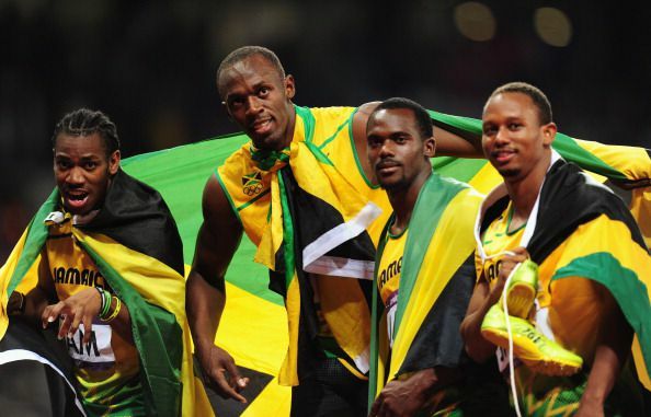 Jamaikos pasaulio rekordininkė estafečių komanda švenčia 2012 m. olimpinį aukso medalį. Iš kairės: Yohanas Blake'as, Usainas Boltas, Nesta Carteris, Michaelas Frateris.