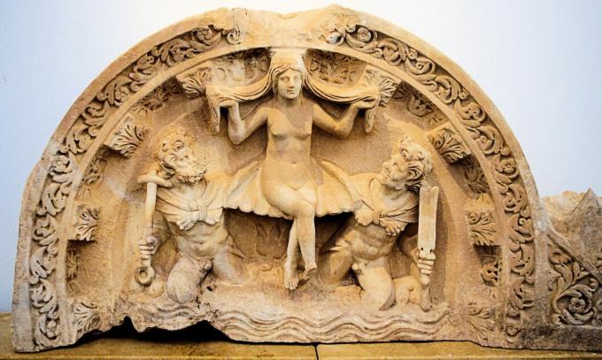 Relevos da Sebasteão de Afrodisas: Nascimento de Afrodite