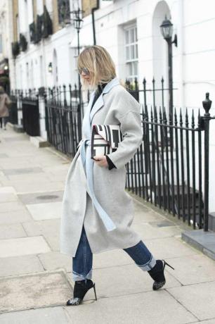 Foto street style di donna in jeans con risvolto e cappotto lungo