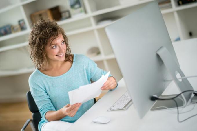 Kvinne med datamaskin og brev