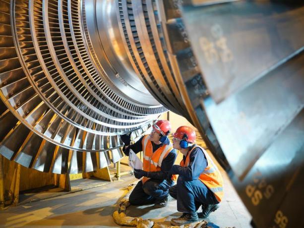 Работници инспектират турбина в електроцентрала