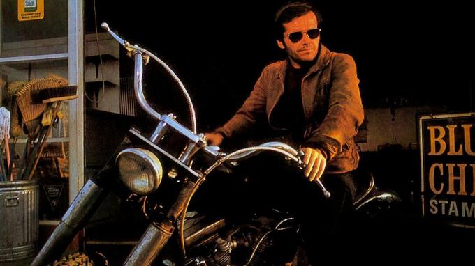 Jack Nicholson, Hells Angels on Wheels'da (1967) bir motosiklet üzerinde