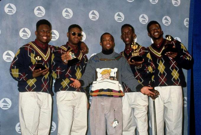 Boyz II Men و Michael Bivins of New Edition (في الوسط) يحضرون حفل توزيع جوائز Grammy السنوي الرابع والثلاثين في Radio City Music Hall في 25 فبراير 1992 في مدينة نيويورك.