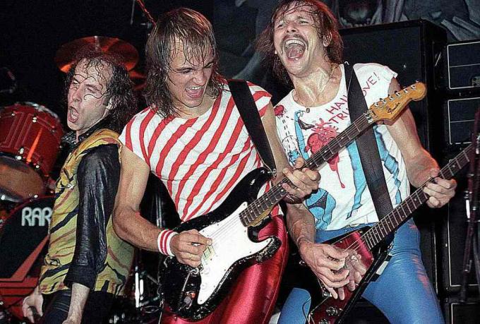 Klaus Meine, Mathis Jabs y Rudolph Schanker de Scorpions actúan en el Madison Square Garden el 19 de marzo de 1984.
