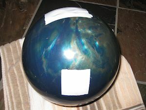 O minge de bowling cu bandă adezivă peste găuri.