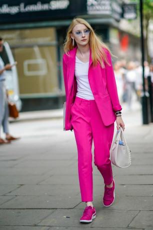 Femeie în stil de stradă în costum pantalon roz