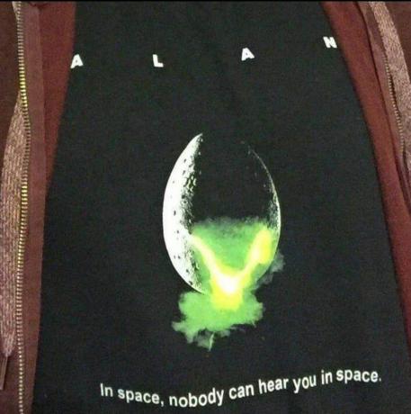 slå t-shirt af, hvor der står Alan i stedet for Alien