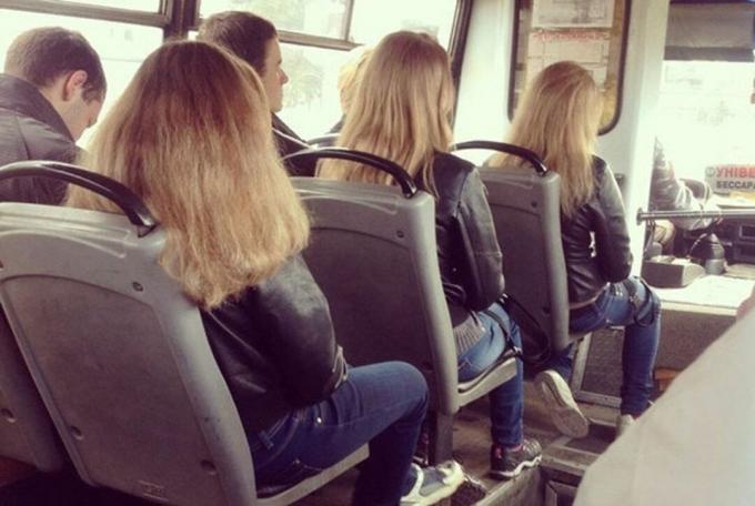 szőkék a buszon