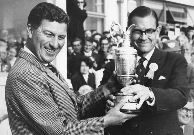 Australijski golfista Peter Thomson odbiera trofeum po wygraniu British Open w 1965 roku