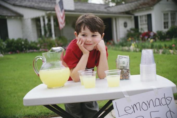 Dreng med limonade stativ