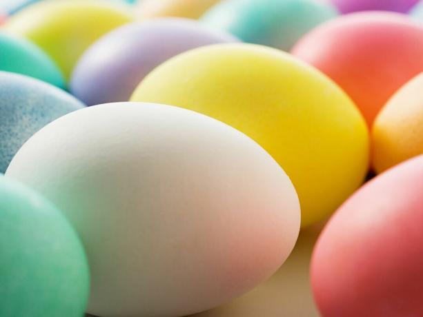un prim plan cu ouă de Paște de diferite culori