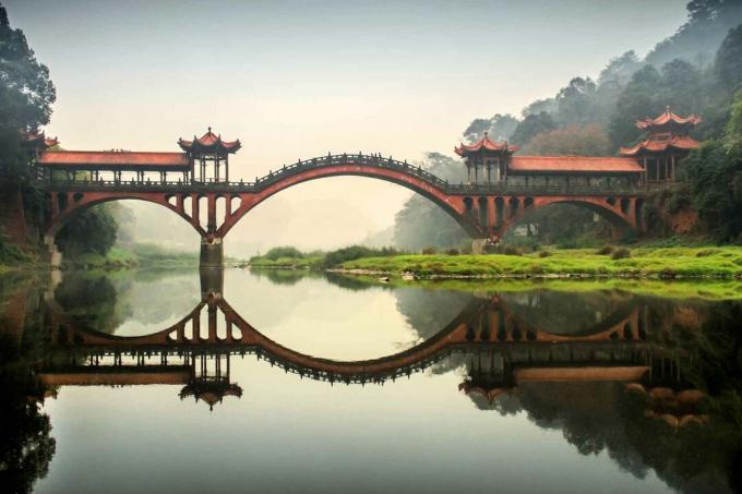 جسر ينعكس على الماء.