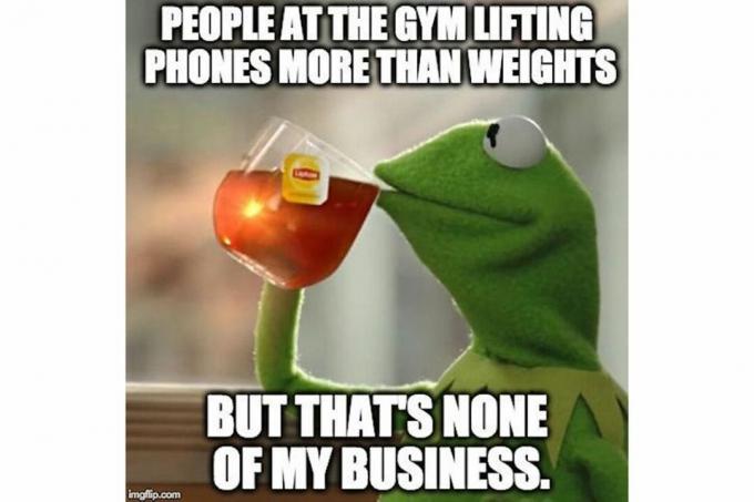 Kermit: Mensen in de sportschool die telefoons optillen...