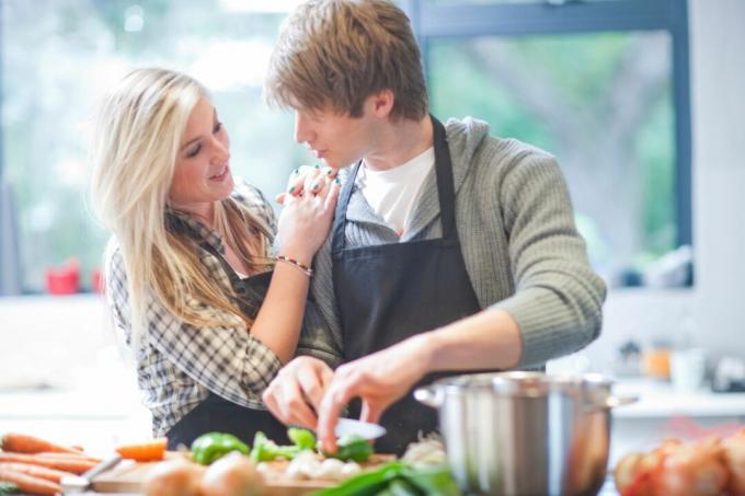 Giovane coppia che prepara il cibo