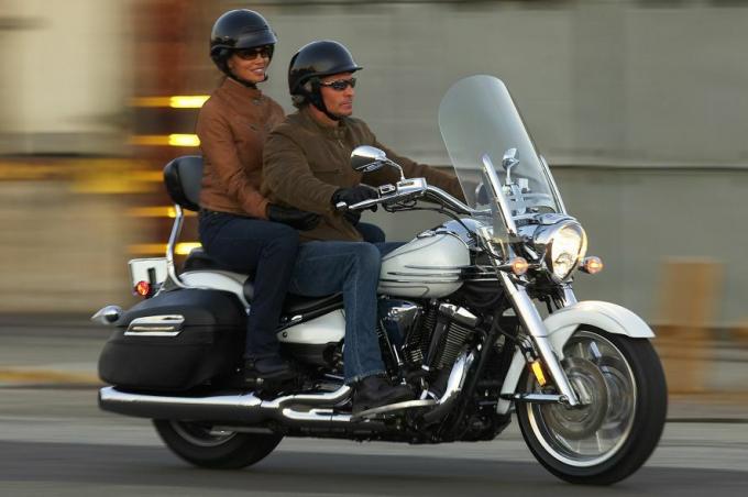 dva lidé přibližují motocykl