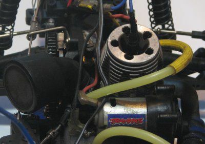 Motor op een Nitro Traxxas Rustler