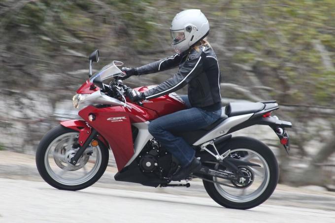 Vrouw rijdt op een motorfiets