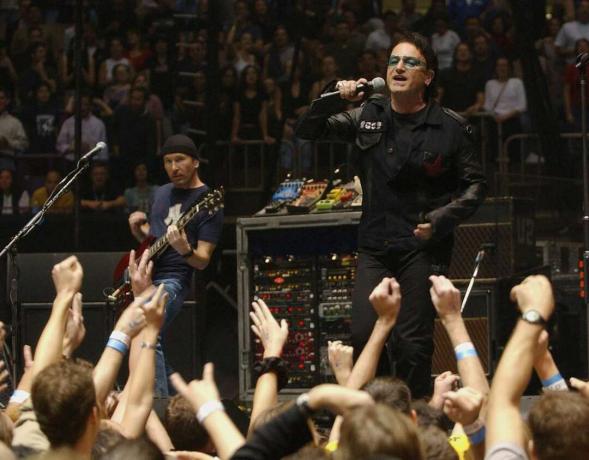U2 выступает в Мэдисон Сквер Гарден в Нью-Йорке