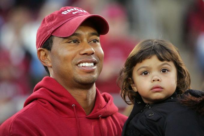 タイガーウッズは2009年にスタンフォード大学のフットボールの試合で娘サムを保持します