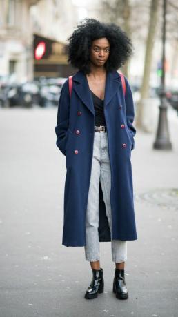 Gatvės stiliaus paltas ir trumpi džinsai