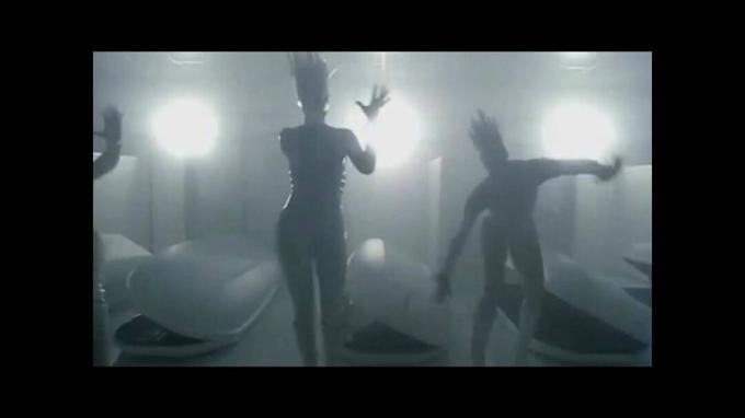 Capture d'écran du clip de " Bad Romance" de Lady Gaga.