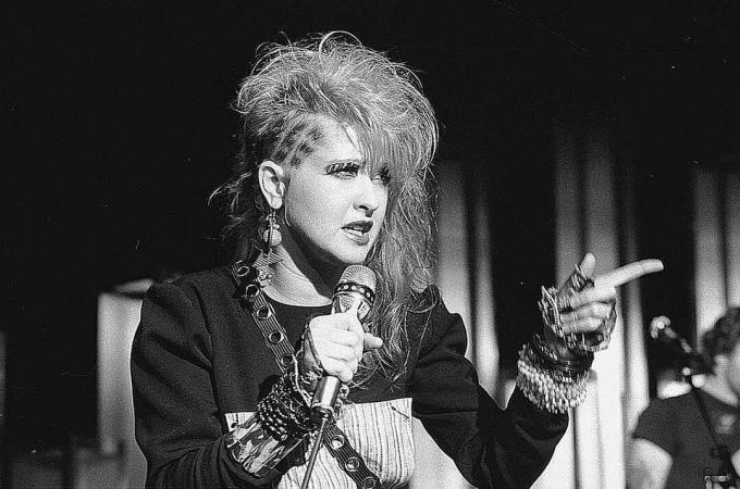 La cantante pop americana Cyndi Lauper sul palco, 1984.
