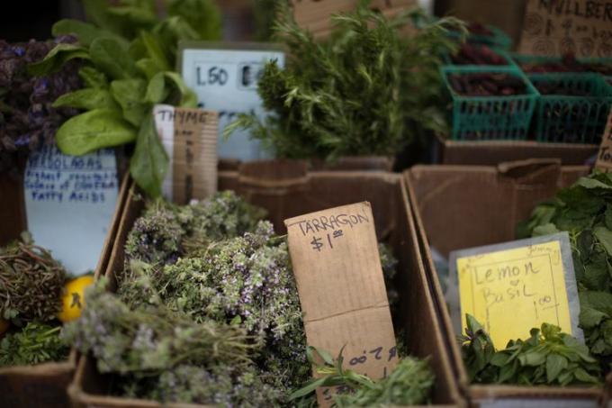 Pilihan herba organik di Pasar Petani Ojai, Ojai, California.