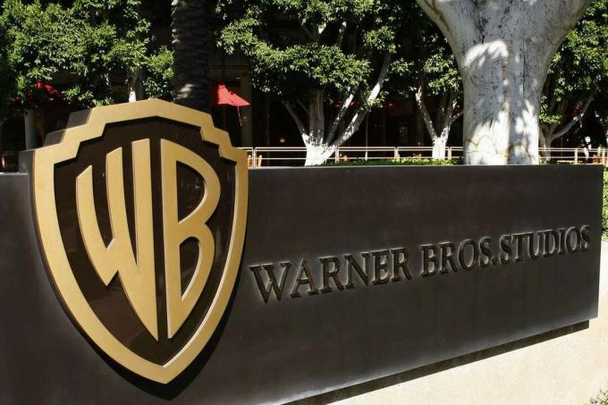 The Warner Bros. logo în afara sediului studioului Burbank