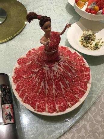 barbie iført en kjole af kød