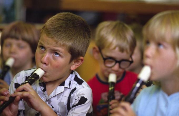 Kinder, die Musik auf Blockflöten spielen