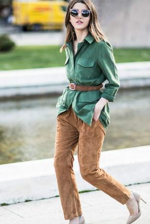 Женщина в замшевой рубашке и замшевых брюках для осенней моды