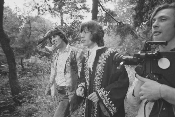 Mick Jagger en Keith Richards filmen in het bos