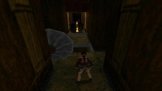 Lara Croft zbliża się do pułapki w korytarzu w Tomb Raider II