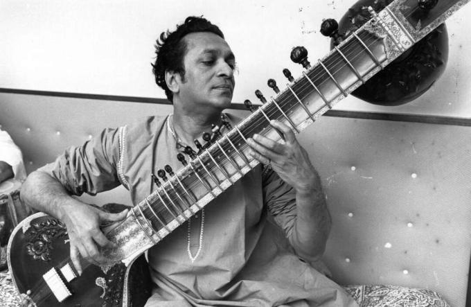 Ravi Shankar mängib sitari