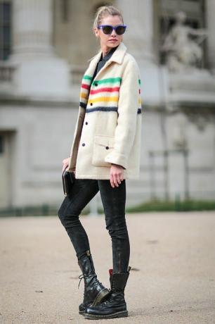 Вуличний стиль у смужке пальто Hudson Bay і чорні джинси