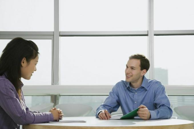 Homme d'affaires discutant avec une femme