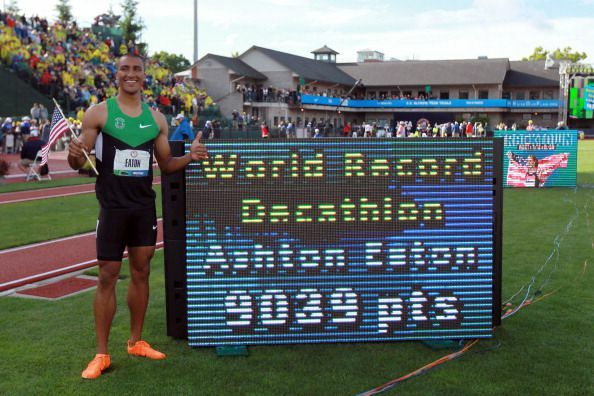 Ashton Eaton dekatlon dünya rekorunu kutluyor.