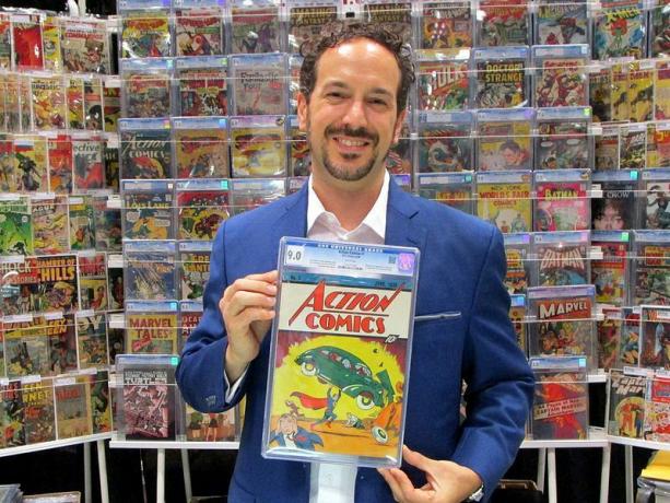 Na New York Comic Conu leta 2014 Vincent Zurzolo iz Metropolis Collectibles prikazuje CGC 9.0 kopijo Action Comics #1
