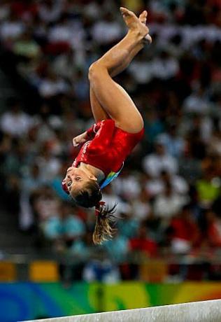 Gimnastyczka Shawn Johnson występuje na belce na zawodach olimpijskich w gimnastyce 2008