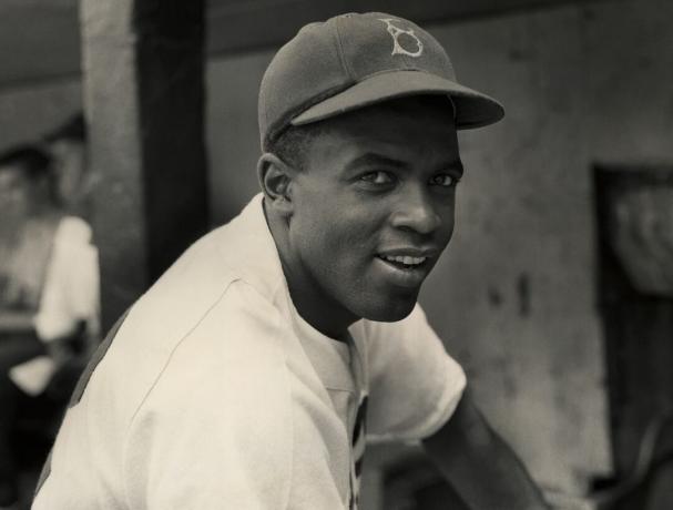 Cirka 1945: Ett porträtt av Brooklyn Dodgers' infielder Jackie Robinson i uniform.