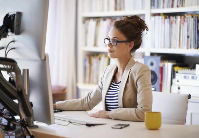 Mujer escribiendo en una computadora