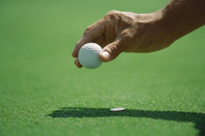 Remettre la balle de golf près du marqueur